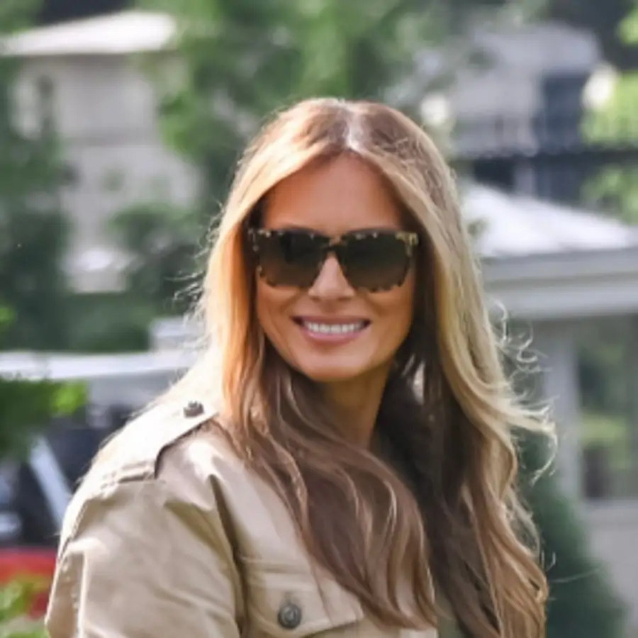 El look con pitillos y Converse de Melania Trump que copiarán en otoño de 2025 las pijitas de 55 años para vestir cómodas