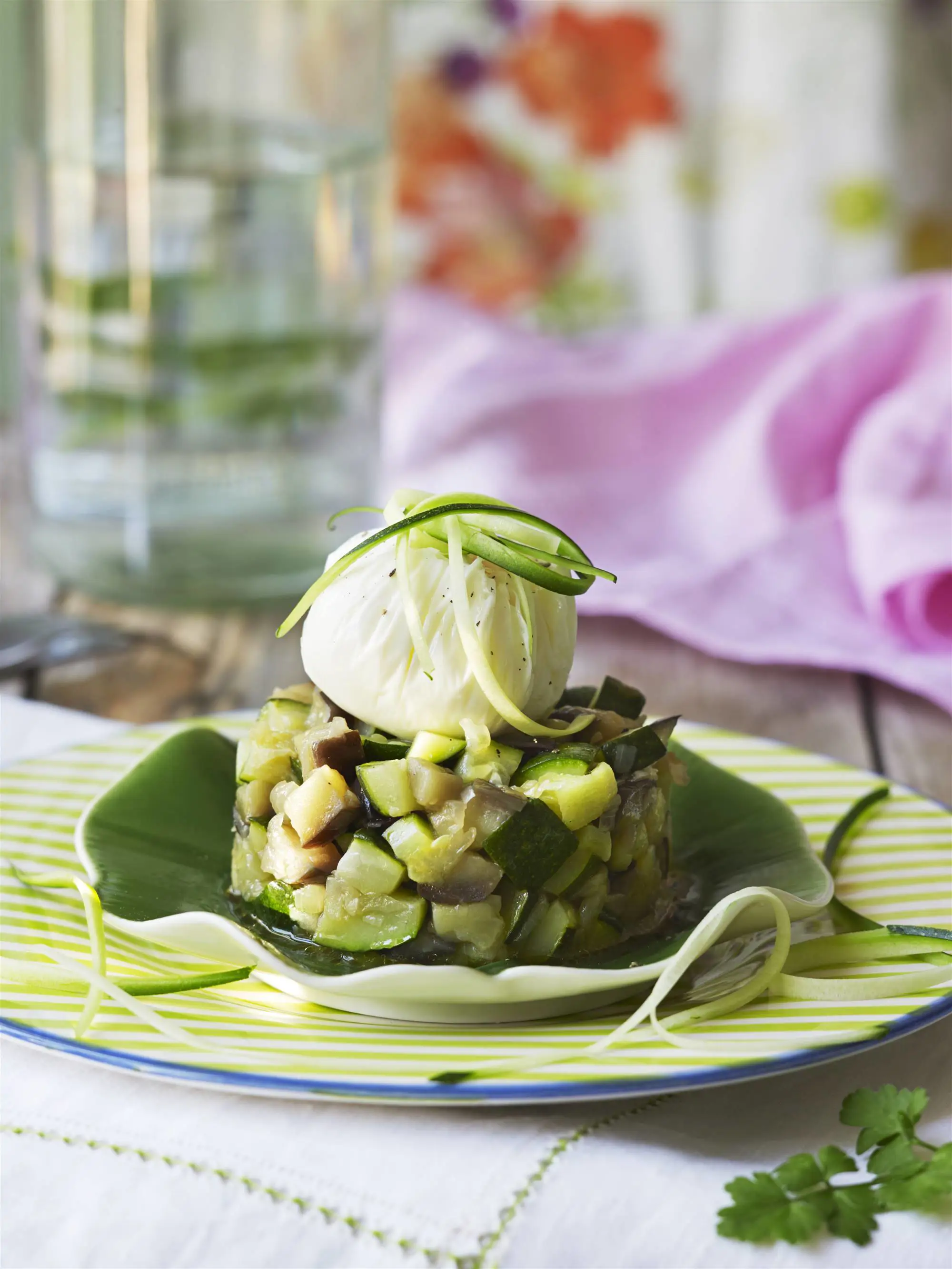 recetas con calabacín y huevo Timbal de calabacín con huevo escalfado