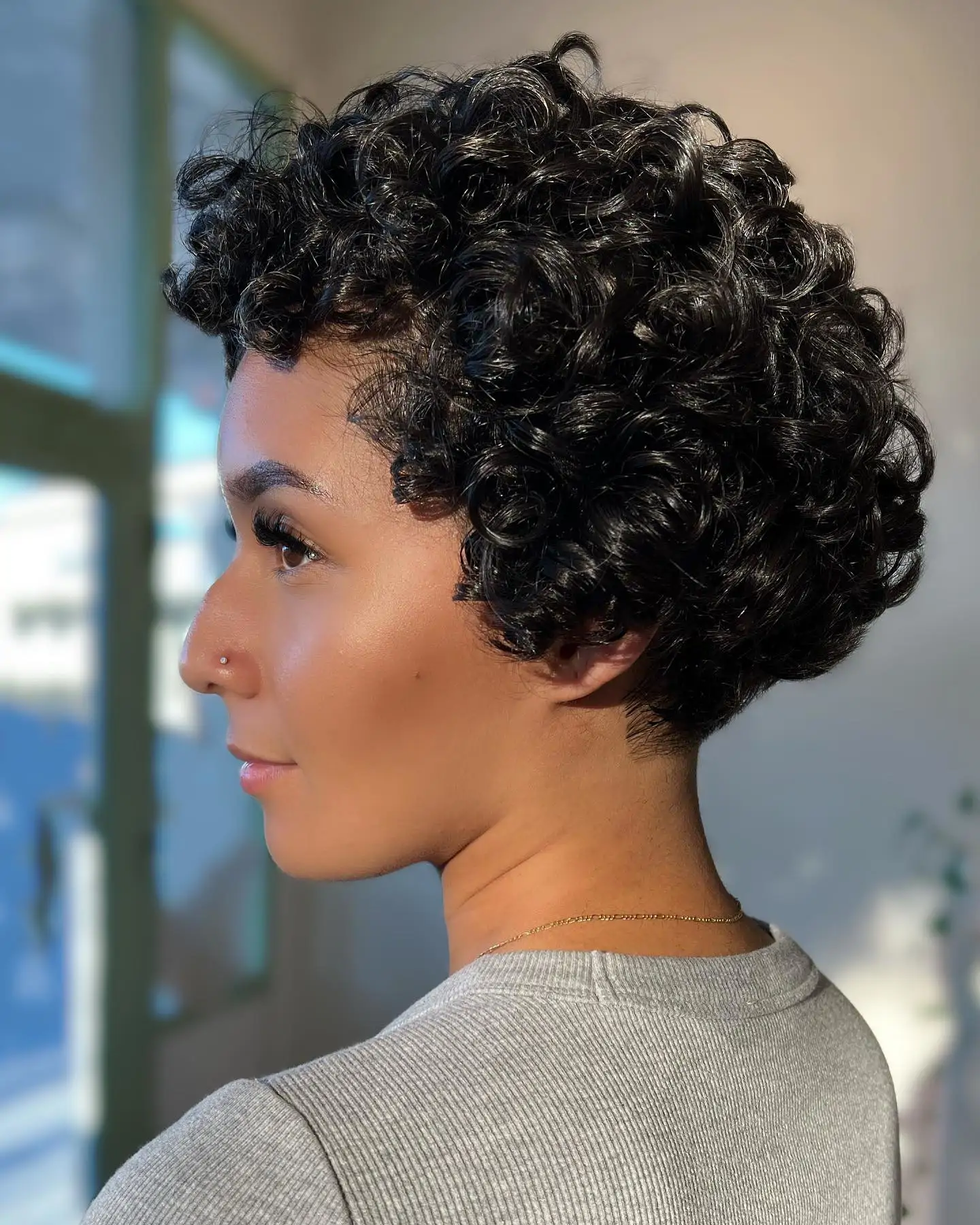 10 cortes de pelo rizado a capas en tendencia y muy favorecedores