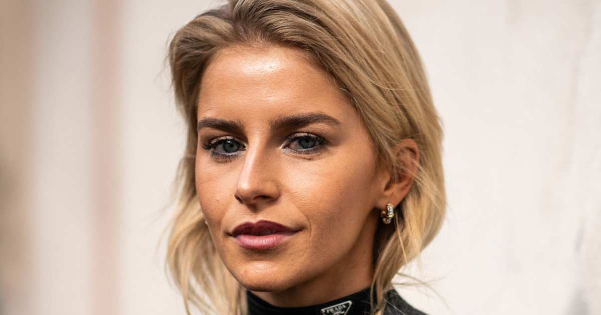 Les 5 coupes de cheveux pour femmes de plus de 60 ans qui sont les plus stylées avec des pulls à col montant et qui sont tendances cet automne/hiver 2025-2026
