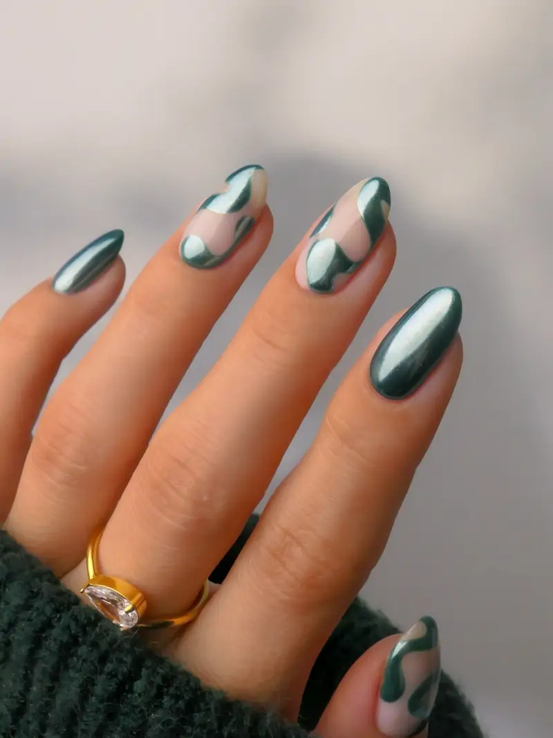 10 diseños de uñas con toque metalizado para Navidad muy elegantes e ...