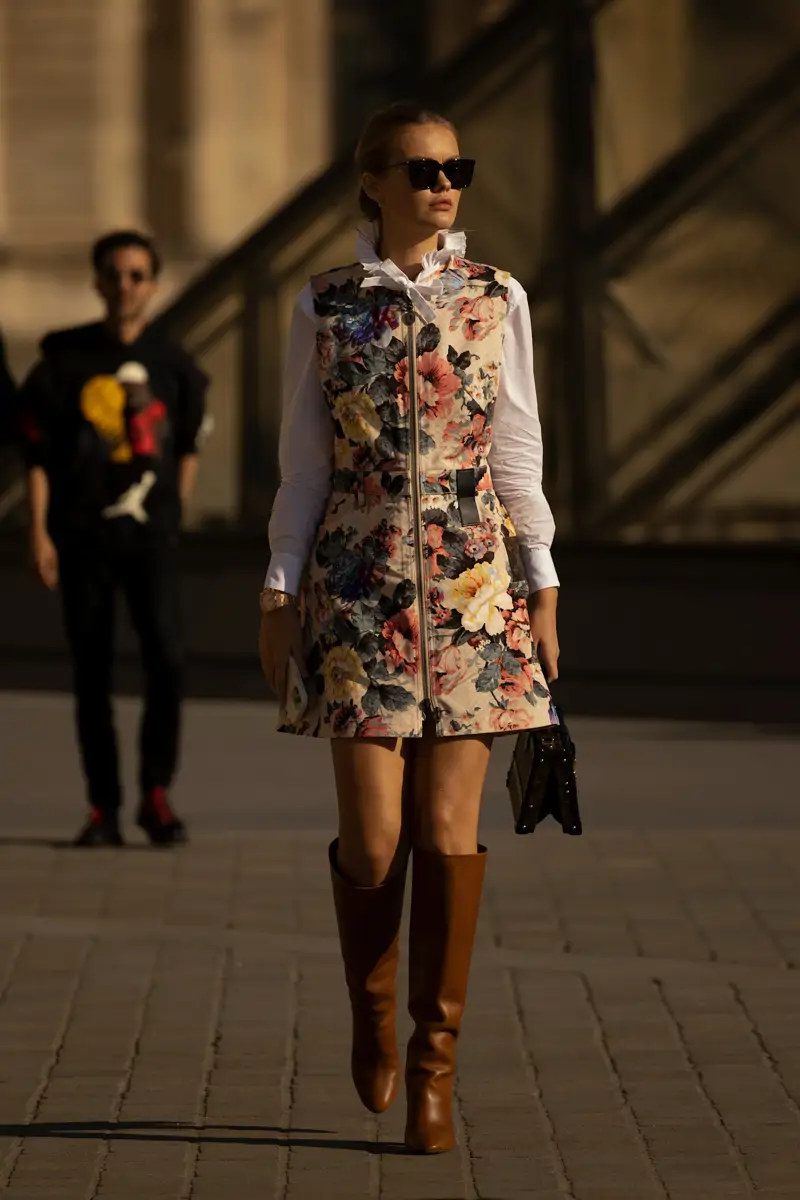 Robe fleurie portée avec une chemise dessous et des bottes