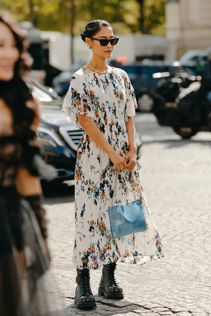 Robe fleurie d'été portée avec des bottes en automne