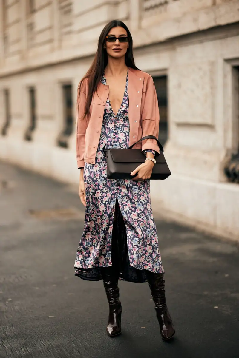 Robe fleurie avec veste et bottes dans les mêmes tons