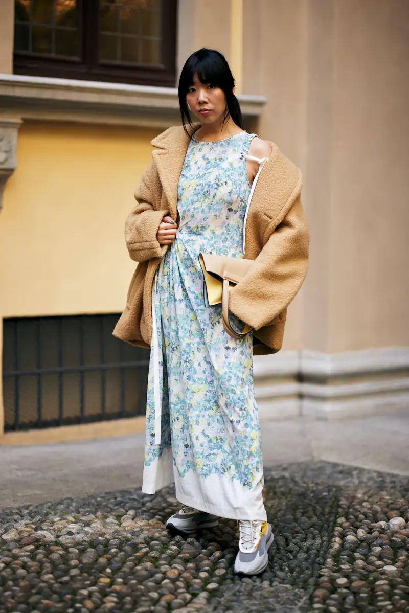 Robe fleurie avec veste et baskets pour la rentrée