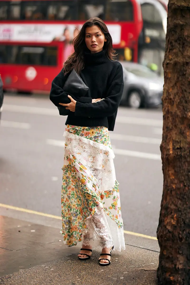 Robe fleurie portée avec un pull en septembre