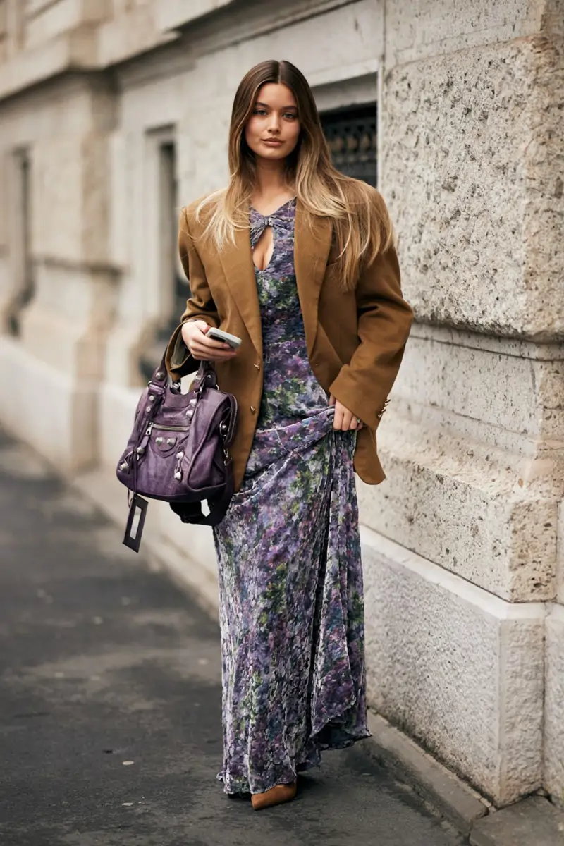 Robe fleurie avec blazer oversize pour septembre