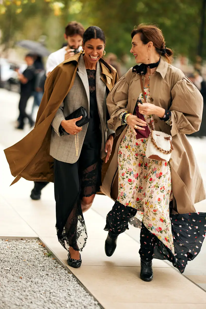 Robe fleurie portée avec un trench en septembre
